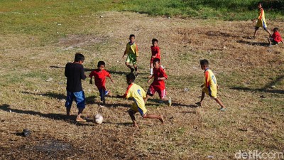 Riangnya Bocil Main Bola di Tepian Situ Ciburuy yang Mengering