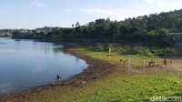 Lahan yang disulap jadi lapangan oleh warga tak terlalu luas. Bagi mereka yang terpenting bisa memfasilitasi bocah di kampungnya untuk bermain sepakbola dan olahraga lainnya.