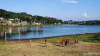 Sejumlah anak bermain sepakbola di tepian Situ Ciburuy, Padalarang, Bandung Barat.
