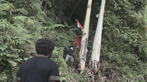 Saat Pangdam Kasuari dihadang warga lalu kibarkan bendera bersama (dok. kasuari18-tniad.mil.id)