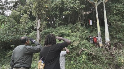 Momen Warga Papua Barat Cegat Pangdam Kasuari Lalu Kibarkan Merah Putih