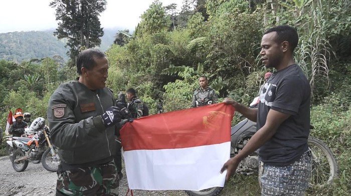 Saat Pangdam Kasuari dihadang warga di Kampung Mokwam, Distrik Warmare, Kabupaten Manokwari, Papua Barat lalu kibarkan bendera bersama (dok. Kodam Kasuari)