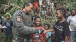 Momen Warga Papua Barat Cegat Pangdam Kasuari Lalu Kibarkan Merah Putih