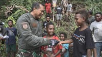 Foto: Saat Pangdam Kasuari dihadang warga lalu kibarkan bendera bersama (dok. Kodam Kasuari)