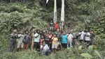Momen Warga Papua Barat Cegat Pangdam Kasuari Lalu Kibarkan Merah Putih