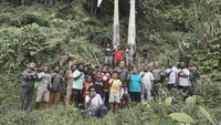 Foto: Saat Pangdam Kasuari dihadang warga lalu kibarkan bendera bersama (dok. Kodam Kasuari)