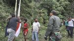 Momen Warga Papua Barat Cegat Pangdam Kasuari Lalu Kibarkan Merah Putih
