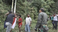 Foto: Saat Pangdam Kasuari dihadang warga lalu kibarkan bendera bersama (dok. Kodam Kasuari)