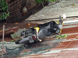 Kecelakaan di Samarinda Bikin Heboh, Motor Matik Nyangkut di Atap Rumah