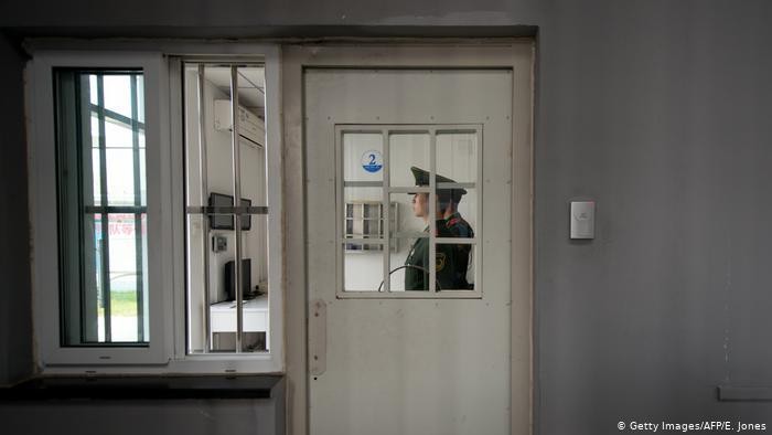 Seorang aparat berjaga di dalam lembaga permasyarakatan di dekat Beijing, China. (Getty Images/AFP/E. Jones)