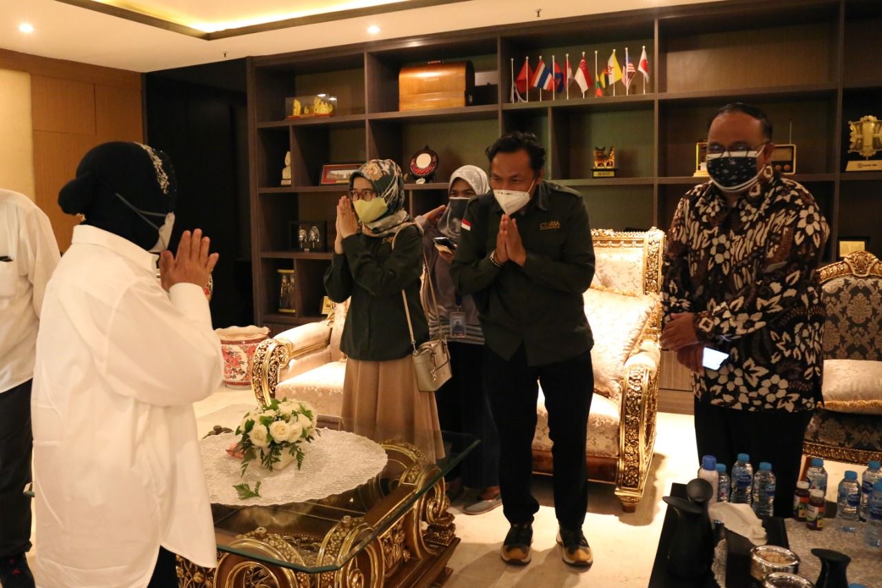 Suasana penyerahan bantuan untuk penanganan COVID-19