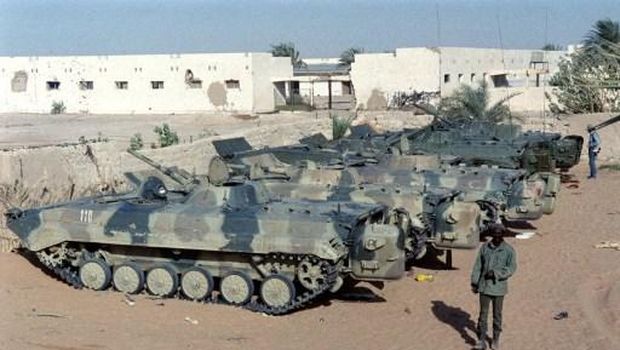 Picture released on April 10, 1987 of abandonned T-54 and T-55 tanks belonging to the Lybian army at Faya-Largeau, after the defeat of Lybian army during the Chadian-Libyan conflict. (Photo by DOMINIQUE FAGET / AFP)