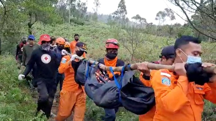 Tim SAR mengevakuasi pendaki Gunung Bawakaraeng yang tewas usai mengalami hipotermia. (dok. Istimewa)