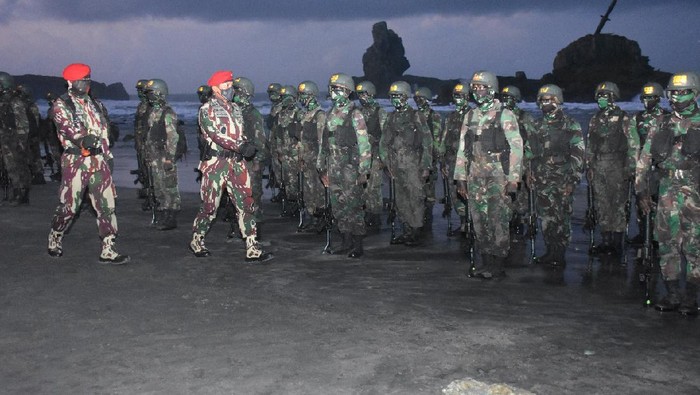 TNI Resmi Tutup Pendidikan Prajurit Komando 105 di Cilacap Danjen Kopassus Mayjen TNI Mohamad Hasan memimpin upacara penutupan Pendidikan Prajurit Komando Angkatan 105 TA. 2021 di Pantai Permisan Cilacap,Jawa Tengah , Rabu (18/8/2021).
