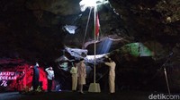 Dari pantauan detikcom, suasana khidmat nampak pada sepanjang penyelenggaraan acara upacara bendera. Meski dalam suasana temaram, para petugas tampak lancar menjalankan setiap rangkaian upacara. (Vandi Romadhon/detikTravel)