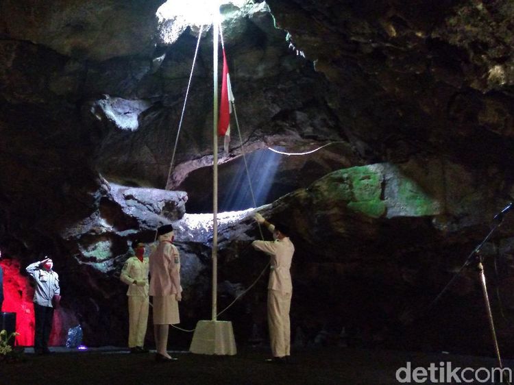 Foto: Ini Baru Beda, Ada Upacara Bendera di Dalam Gua