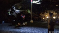 Pengelola Goa Lava menjelaskan seluruh petugas dan peserta upacara merupakan karyawan dari Goa Lava. Pelaksanaan upacara di dalam gua bukan pertama kali ini dilaksanakan di dalam gua, tapi sudah kedua kalinya. (Vandi Romadhon/detikTravel)