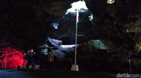 Karena kapasitas dan ruang gua tidak muat banyak maka jumlah peserta dibatasi 30 orang. Prokes dan jaga jarak tetap dijaga. Ke depannya upacara bendera di dalam gua akan jadi agenda rutin setiap tanggal 17 Agustus. (Vandi Romadhon/detikTravel)