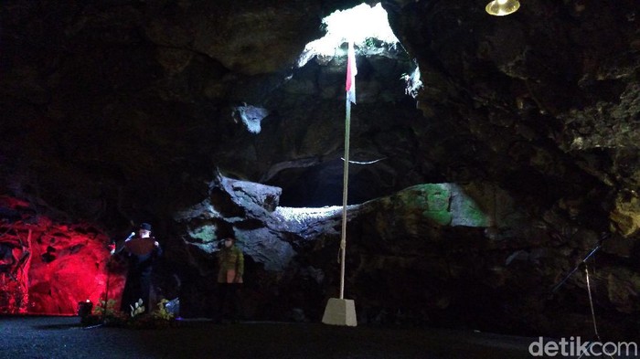 Upacara di dalam Goa Lava Purbalingga Upacara di dalam Goa Lava Purbalingga