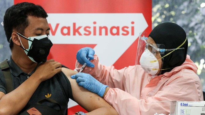 Vaksinasi massal COVID-19 terus dilakukan. Kali ini ratusan pekerja industri hasil pengolahan tembakau lainnya (HPTL) mengikuti vaksinasi.