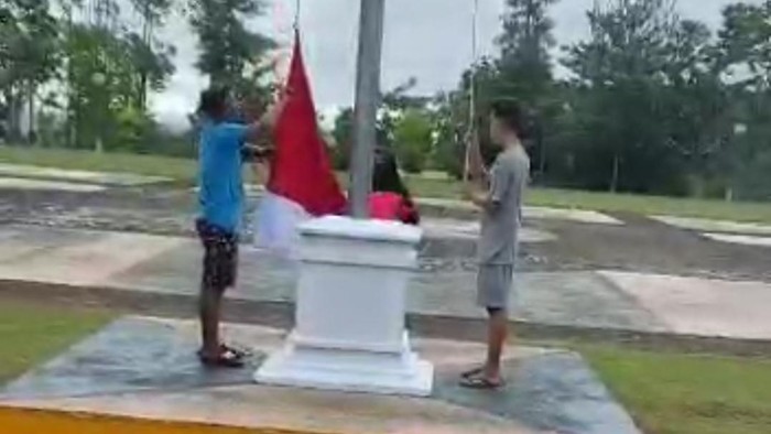 Viral remaja turunkan bendera gegara tak ada petugas upacara (dok. istimewa)