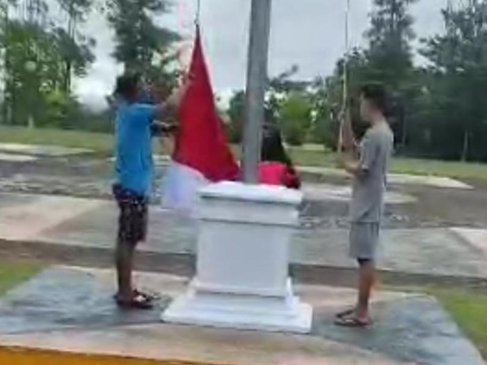 Viral remaja turunkan bendera gegara tak ada petugas upacara (dok. istimewa)