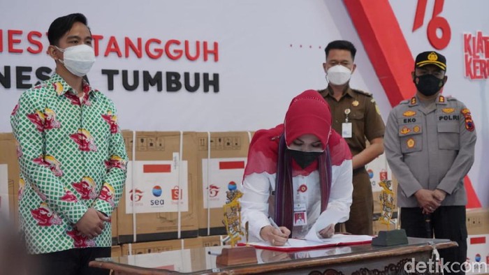 Wali Kota Solo Gibran Rakabuming Raka bersama Bupati Klaten Sri Mulyani, Rabu (18/8/2021).