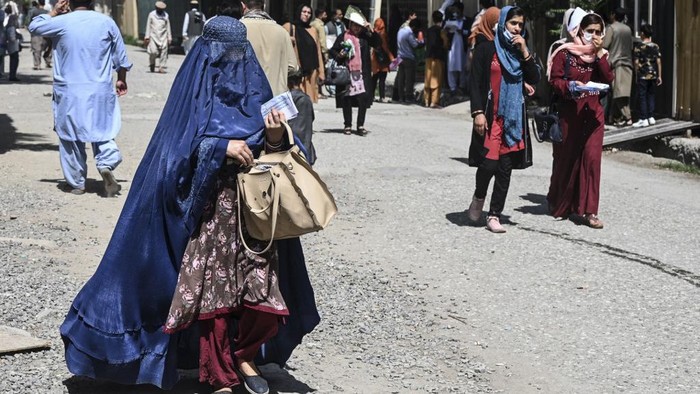 Members of an internally displaced Afghan family who left their home during the ongoing conflict between Taliban and Afghan security forces arrive from Qala-i- Naw, in Enjil district of Herat, on July 8, 2021. (Photo by Hoshang Hashimi / AFP)