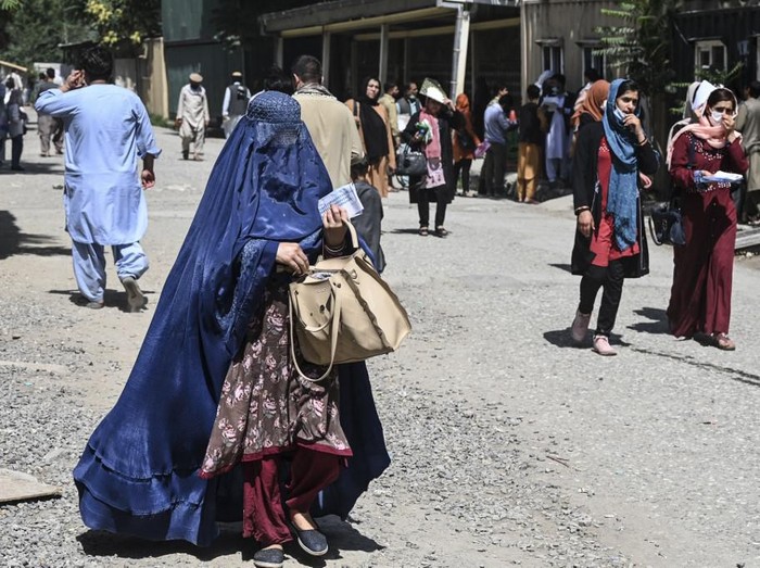 Wanita Afghanistan Memakai Burqa Members of an internally displaced Afghan family who left their home during the ongoing conflict between Taliban and Afghan security forces arrive from Qala-i- Naw, in Enjil district of Herat, on July 8, 2021. (Photo by Hoshang Hashimi / AFP)