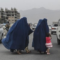 Pada 1996 hingga 2001 saat Taliban berkuasa, seperti dikutip dari Al Jazeera, wanita dilarang pergi bekerja, anak-anak perempuan tidak boleh bersekolah dan para wanita harus menutup wajahnya atau memakai burqa, serta wanita harus ditemani saudara pria jika ingin keluar rumah. Foto: dok. AFP