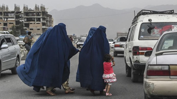 Members of an internally displaced Afghan family who left their home during the ongoing conflict between Taliban and Afghan security forces arrive from Qala-i- Naw, in Enjil district of Herat, on July 8, 2021. (Photo by Hoshang Hashimi / AFP)