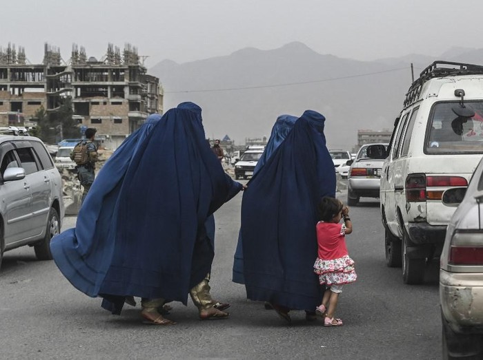 Wanita Afghanistan Memakai Burqa Members of an internally displaced Afghan family who left their home during the ongoing conflict between Taliban and Afghan security forces arrive from Qala-i- Naw, in Enjil district of Herat, on July 8, 2021. (Photo by Hoshang Hashimi / AFP)