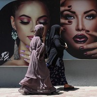 Kini Taliban kembali berkuasa di Afghanistan, para wanita di negeri tersebut pun khawatir peraturan yang sama kembali diberlakukan. Mereka harus memakai burqa saat keluar rumah.  Foto: dok. AFP