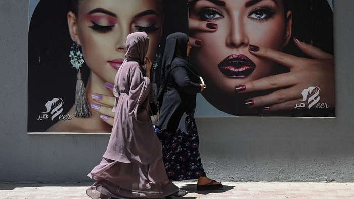 Wanita Afghanistan Memakai Burqa Members of an internally displaced Afghan family who left their home during the ongoing conflict between Taliban and Afghan security forces arrive from Qala-i- Naw, in Enjil district of Herat, on July 8, 2021. (Photo by Hoshang Hashimi / AFP)