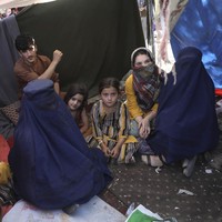 Burqa berwarna biru identik dengan pakaian wanita Afghanistan. Menurut jurnalis dan peneliti Ali Argam, seperti dikutip dari Dawn, saat wanita Afghanistan memakai burqa berwarna biru, sosoknya tidak akan diketahui apakah dia berusia remaja atau wanita usia 60 tahun. Hal itu karena seluruh tubuhnya tertutup pakaian tersebut. Foto: dok. AP