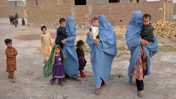 Members of an internally displaced Afghan family who left their home during the ongoing conflict between Taliban and Afghan security forces arrive from Qala-i- Naw, in Enjil district of Herat, on July 8, 2021. (Photo by Hoshang Hashimi / AFP)