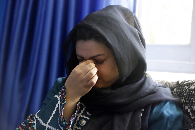 Salah satu wanita yang khawatir Taliban akan memaksa wanita Afghanistan memakai burqa adalah aktivis kemanusiaan Zahra. Dalam wawancara dengan AP, Zahra yang identitas lengkapnya disembunyikan itu menangis. Zahra ingat bagaimana dulu ibunya dicambuk tentara Taliban karena memperlihatkan wajah hanya beberapa menit. Foto: AP/Mariam Zuhaib