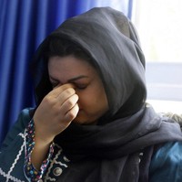 Salah satu wanita yang khawatir Taliban akan memaksa wanita Afghanistan memakai burqa adalah aktivis kemanusiaan Zahra. Dalam wawancara dengan AP, Zahra yang identitas lengkapnya disembunyikan itu menangis. Zahra ingat bagaimana dulu ibunya dicambuk tentara Taliban karena memperlihatkan wajah hanya beberapa menit. Foto: AP/Mariam Zuhaib