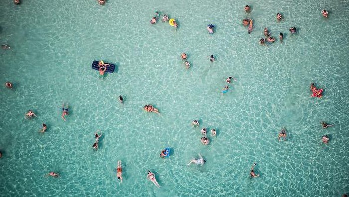 Warga Italia Ngadem di Pantai Gegara Gelombang Panas SIRACUSA, ITALY - AUGUST 15: The beach of