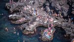 Warga Italia Ngadem di Pantai Gegara Gelombang Panas