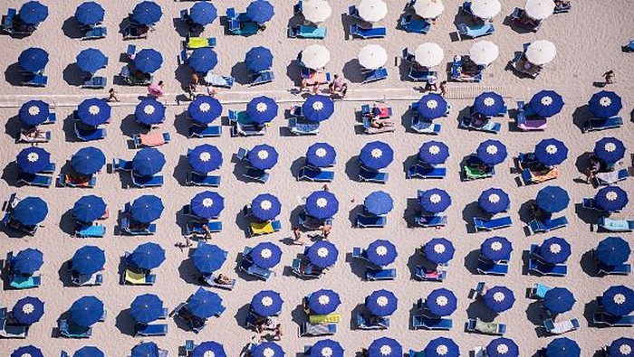 Warga Italia Ngadem di Pantai Gegara Gelombang Panas SIRACUSA, ITALY - AUGUST 15: The beach of