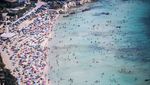 Warga Italia Ngadem di Pantai Gegara Gelombang Panas