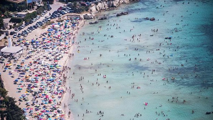 SIRACUSA, ITALY - AUGUST 15: The beach of Fontane Bianche crowded of bathers in an aerial view from the helicopter of the Coast Guard in the day of Ferragosto in the within of the operation sure sea on August 15, 2021 in Siracusa, Italy. Earlier this week, Sicily saw temperatures reach 48.8C (119.8F), the highest seen by the European continent in recent history. The heatwave has swept across the Mediterranean, causing wildfires in Italy, Greece and Turkey.   (Photo by Fabrizio Villa/Getty Images)