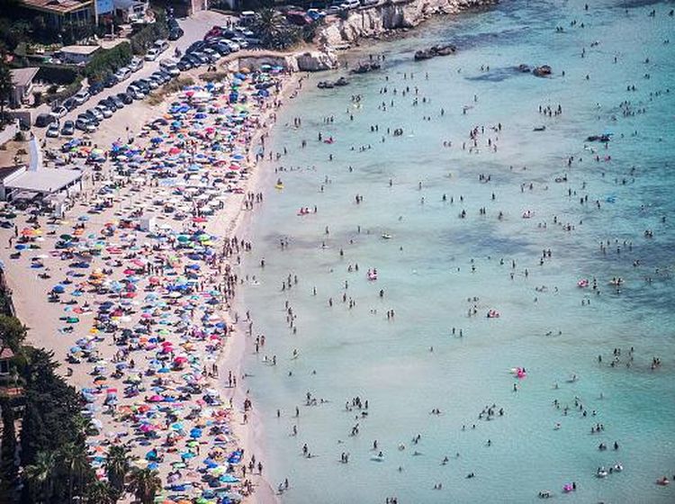 Warga Italia Ngadem di Pantai Gegara Gelombang Panas