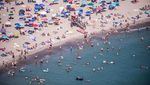 Warga Italia Ngadem di Pantai Gegara Gelombang Panas