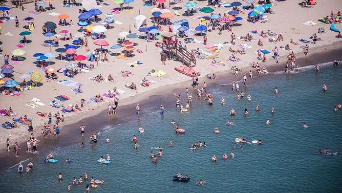 SIRACUSA, ITALY - AUGUST 15: The beach of Fontane Bianche crowded of bathers in an aerial view from the helicopter of the Coast Guard in the day of Ferragosto in the within of the operation sure sea on August 15, 2021 in Siracusa, Italy. Earlier this week, Sicily saw temperatures reach 48.8C (119.8F), the highest seen by the European continent in recent history. The heatwave has swept across the Mediterranean, causing wildfires in Italy, Greece and Turkey.   (Photo by Fabrizio Villa/Getty Images)