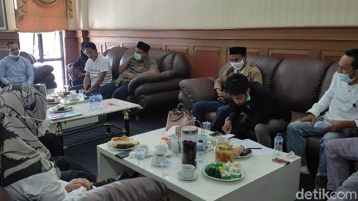 Warga Pandeglang tuntut perbaikan jalan.