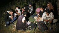 Seperti  diketahui, sejumlah warga Afghanistan memilih meninggalkan negara asal mereka untuk mencari suaka ke negara lain usai Taliban menguasai Kabul dan sejumlah daerah lain di Afghanistan. AP Photo/Emrah Gurel.