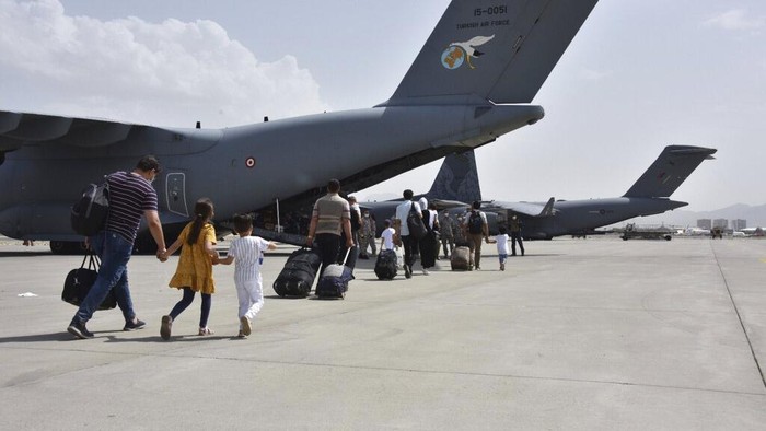 Warga Afghanistan memilih tinggalkan negara asal usai Taliban menguasai daerah-daerah Afghanistan. Turki jadi salah satu negara yang dituju untuk mencari suaka.