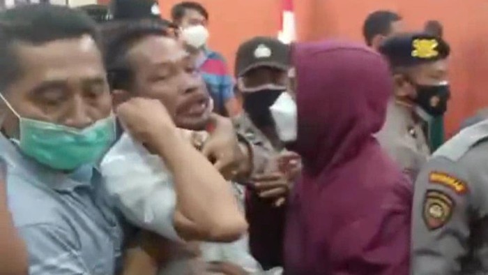 aktivis antimasker banyuwangi serang hakim usai divonis